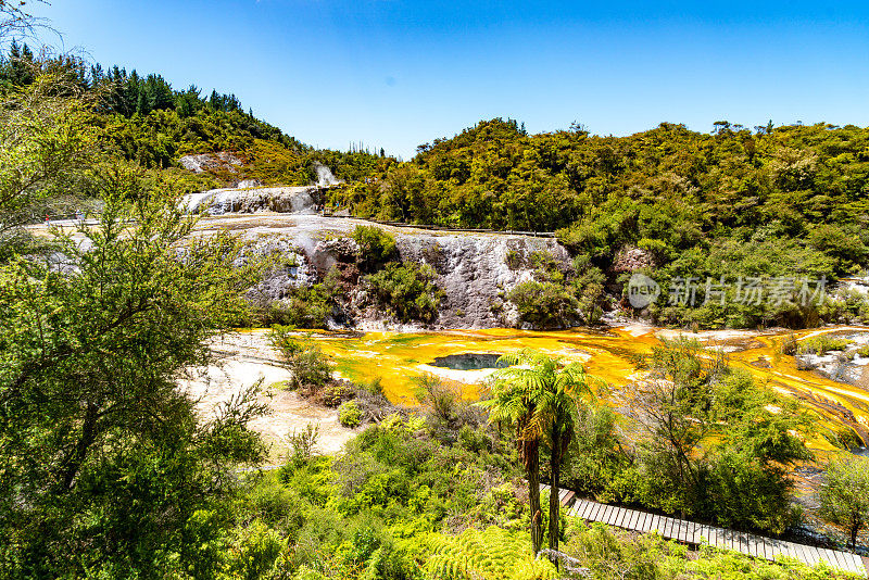 梯级梯田和Terracettes, Orakei Korako地热公园和洞穴，隐藏山谷，新西兰陶波